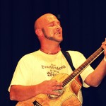 Michael Dietmayr mit Gitarre, singend auf der Bühne